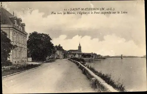 Ak Saint Mathurin sur Loire Maine et Loire, Blick auf das Ufer der Loire, Kirche, Rathaus, Brücke