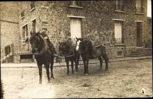 Foto Ak Orsay Essonne?, Mann mit Pferden