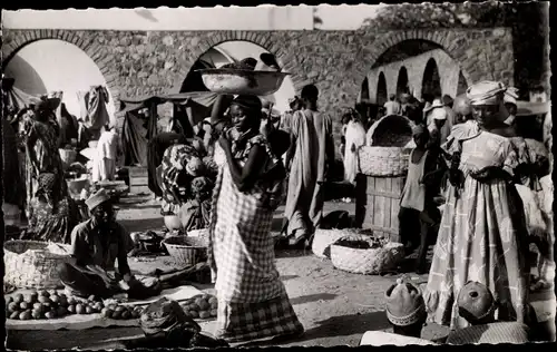 Ak Dakar Senegal, Au Marche de Medina, Frau trägt Waren auf dem Kopf, Obst, Gemüse