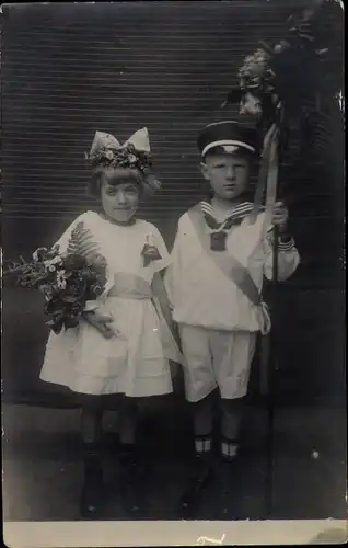 Foto Ak Junge in Matrosenanzug und kurzen Hosen, Mädchen mit Blumenstrauß
