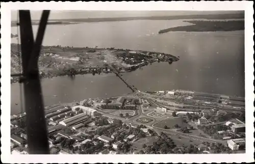 Ak Abidjan Elfenbeinküste, vue aérienne de la ville, pont, eau