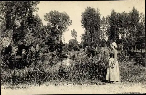 Ak Saint Liguaire Deux Sevres, Bords de la Sevre, femme en costume