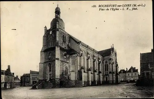 Ak Rochefort sur Loire Maine et Loire, Place de l'Eglise