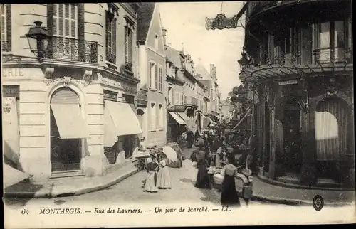 Ak Montargis Loiret, Rue des Lauriers, un jour de Marché