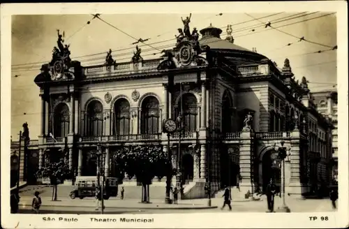 Ak Sao Paulo Brasilien, Theatro Municipal, Straßenpartie, Passanten