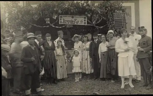 Foto Ak Personen in tschechischen Volkstrachten, Eisstand