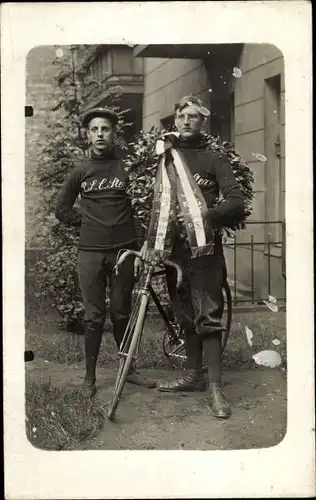 Foto Ak Radrennfahrer mit Siegeskranz, Fahrrad