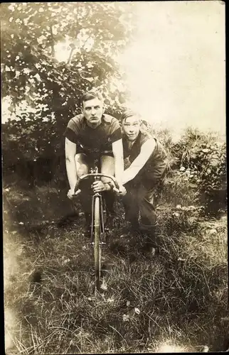 Foto Ak Mann auf einem Rennrad, Fahrrad, Junge