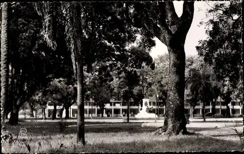 Ak Conakry Konakry Guinea, Le square devant le Palais du Gouverneur