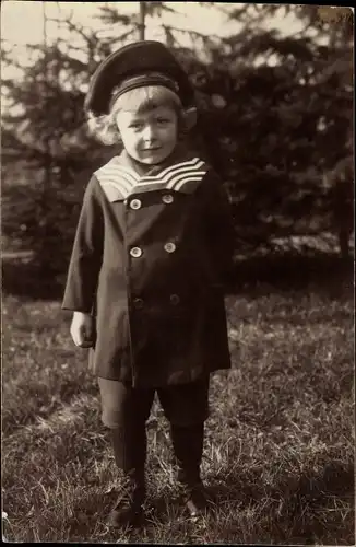 Foto Ak Portrait von einem Kind mit Matrosenmütze, Mantel