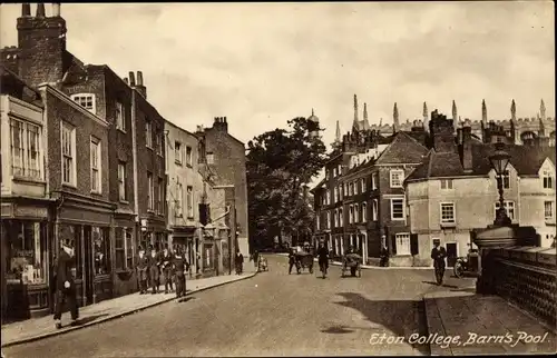 Ak Eton College Berkshire England, Barn's Pool, street, passersby