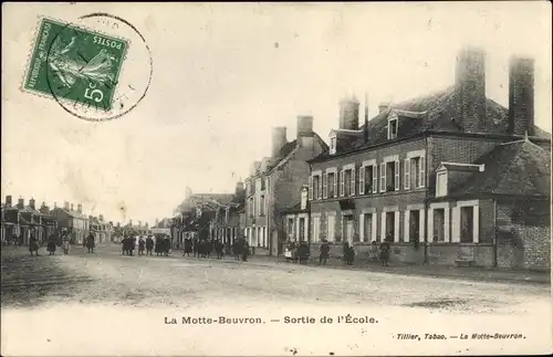 Ak Lamotte Beuvron Loir et Cher, Sortie de l'Ecole