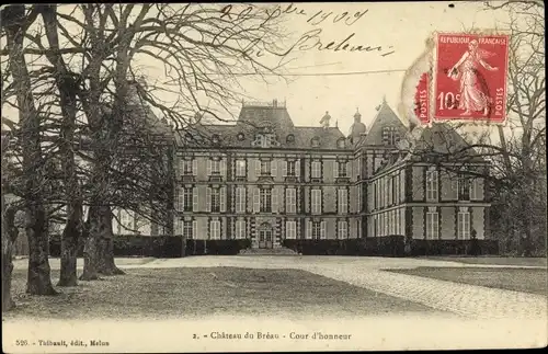 Ak Breau Seine et Marne Chateau, Cour d'honneur