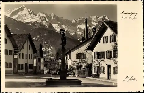 Ak Garmisch Partenkirchen in Oberbayern, Platz mit Brunnen