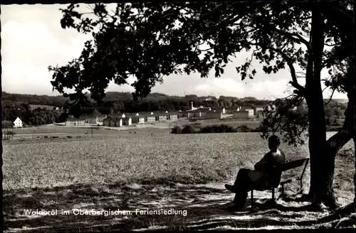 Ak Waldbröl im Oberbergischen Kreis, Feriensiedlung, Mann auf Bank sitzend