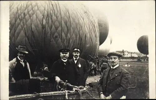 Foto Ak Männer vor Heißluftballons, Flugfeld, französische Soldaten