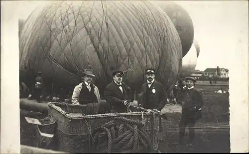 Foto Ak Männer vor Heißluftballons, Flugfeld, französische Soldaten