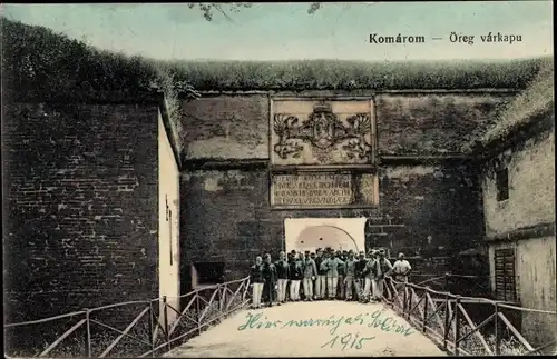 Ak Komárom Komorn Ungarn, Orge varkapu, KuK Soldaten am Eingangstor 1915, Wappen