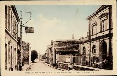 Ak Nueil sur Layon Maine et Loire, La Mairie dans la rue de Passavant, Cafe Bourrellerie