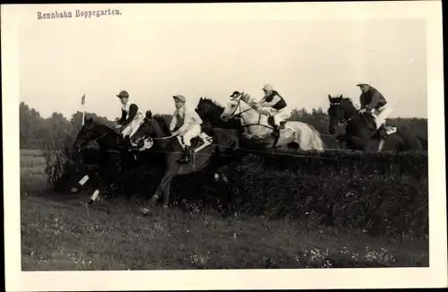 Foto Ak Pferderennbahn Hoppegarten, Rennpferde, Jockeys, Sprung über Hindernis