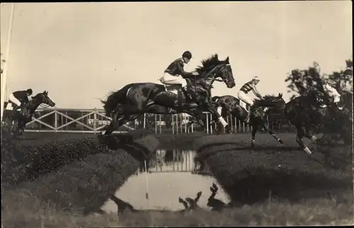 Foto Ak Rennpferde, Jockeys, Sprung über Wassergraben