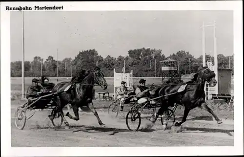 Foto Ak Berlin Tempelhof Mariendorf, Pferderennbahn, Rennpferde, Jockeys