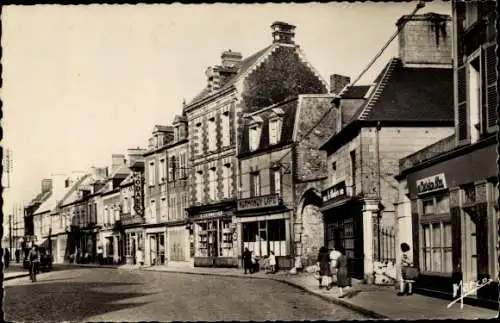 Ak Isigny sur Mer Calvados, La rue Emile Demagny