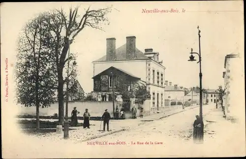 Ak Neuville aux Bois Loiret, La Rue de la Gare