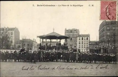 Ak Bois Colombes Hauts de Seine, La Place de la Republique