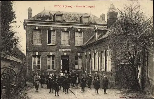 Ak Écouis Eure, Ecole de Garcons, vue extérieure, portrait de groupe des élvèves