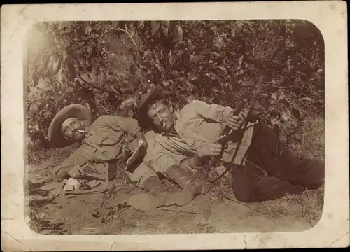 Foto Ak Jäger mit Gewehr und Pistole, Zigaretten rauchend