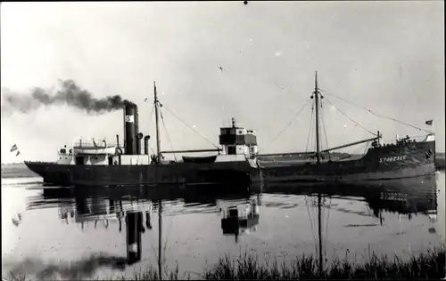 Foto Ak Frachtschiff Sturzsee, Kohlenschiff, Wasserspiegelung