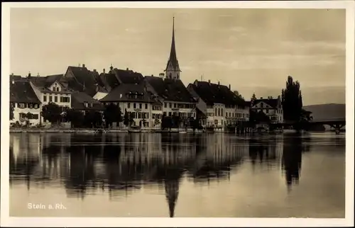 Ak Stein am Rhein Kanton Schaffhausen, Panoramaansicht von Ortschaft, Flussufer