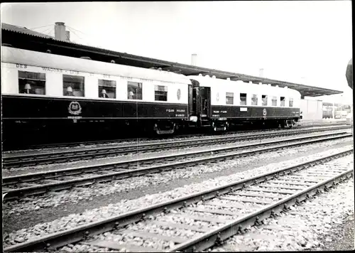 Foto Ak Deutsche Eisenbahn, Bahnhof, Gleisseite, Personenzug