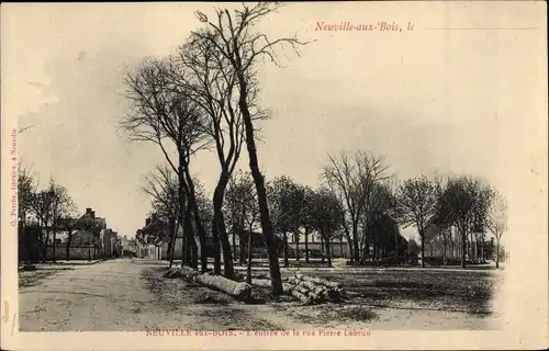 Ak Neuville aux Bois Loiret, L'entree de la rue Pierre Lebrun