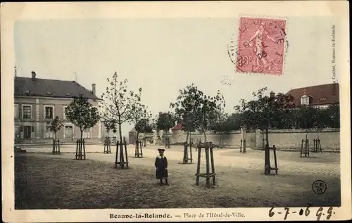 Ak Beaune la Rolande Loiret, Place de l'Hotel de Ville