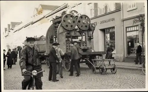 Foto Ak Transport einer Maschine durch einen Ort