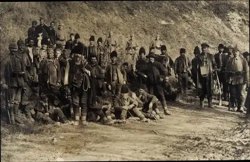 Foto Ak Deutsche Soldaten in Uniformen, Serbische Soldaten in Uniformen, I. WK