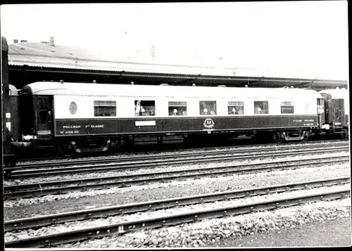 Foto Ak Deutsche Eisenbahn, Bahnhof, Gleisseite, Personenzug