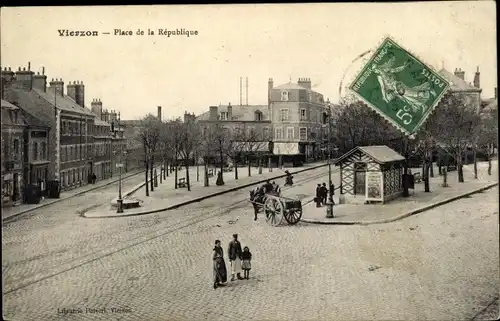 Ak Vierzon Cher, Place de la Republique, Kutsche