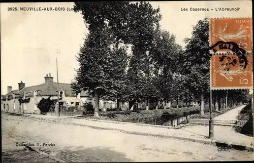 Ak Neuville aux Bois Loiret, Les Casernes, L'Abreuvoir