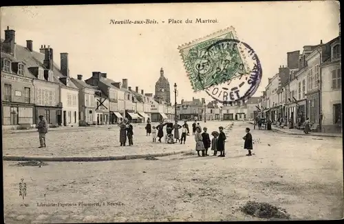 Ak Neuville aux Bois Loiret, Place du Martroi