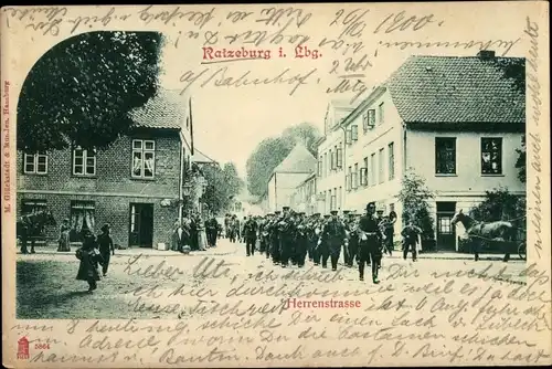 Ak Ratzeburg im Herzogtum Lauenburg, Herrenstraße, Soldatenmarsch