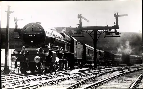 Foto Ak Britische Eisenbahn, 6111 leaving Enstone