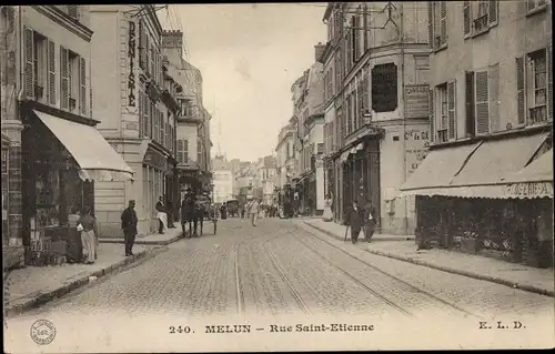 Ak Melun Seine et Marne, Rue Saint Etienne, piétons, voies ferrées