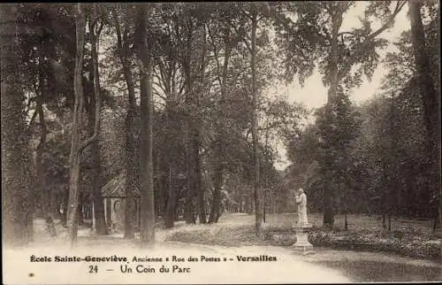 Ak Versailles Yvelines, École Sainte Geneviève, Ancienne Rue des Postes, statue, coin du parc