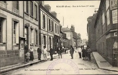 Ak Rugles Eure, Rue de la Gare, 1re série, groupe de gens