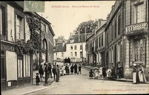 Ak Rugles Eure, Route de Rouen, groupe de gens