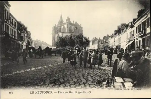 Ak Le Neubourg Eure, Place du Marché, partie est, piétons