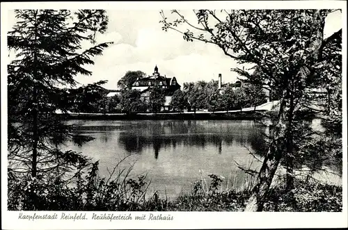 Ak Reinfeld in Schleswig Holstein, Neuhöferteich mit Rathaus